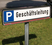 wolkdirekt 'Parkplatzschild Symbol: P, Text: Geschäftsleitung, Alu geprägt, Größe 52 x11 cm' bei Mercateo kaufen...