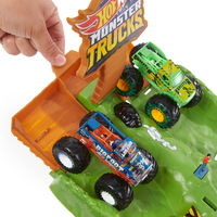 Hot Wheels Monster Trucks Torneo dei Titani Playset con Monster Truck Bigfoot e Gunkster per sfide testa a testa; giocattolo per bambini 4+ anni