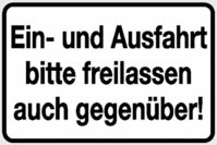 Hinweisschild - Ein- und Ausfahrt freilassen auch gegenüber!, Schwarz/Weiß