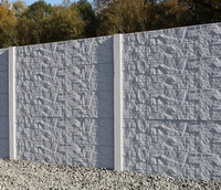 Betonschutting stepstone enkel, grijs.Incl. gladgestreken betonpaal met sleuf 248cm, betonplaat 199x38,5cm.