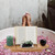 Relaxdays Badewannenablage Bambus & Metall, ausziehbar, 69-90 cm, Buchstütze, Weinglashalter, Badebrett mit Füßen, natur