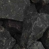 Breukstenen siersplit zwarte basalt siergrind ook voor schanskorven, steenkorven, gabionen, natuursteen split 56-75mm voor de tuin, uitermate geschikt voor looppaadjes, decoratie en zachte scheidingen zoals tussen terras en vijver, 75 kg/m2 bigbag 1500 kg geschikt voor 18m2 / 5cm laagdikte. Ook verkrijgbaar bij Intergard splitplaat of grindplaat met koppelsysteem getest door TNO. Met 1 bigbag kunnen ongeveer de volgende aantallen schanskorven gevuld worden: 100x50x30cm 5 stuks, 75x50x30cm 7 stuks, 50x50x30cm 9 stuks.