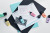 Textmarker STABILO® BOSS® MINI Pastellove® Edition. Kappenmodell, Farbe des Schaftes: in Schreibfarbe mit Motiv "HIP HIP hooray", Farbe: pudriges Gelb