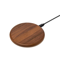 Woodcessories EcoPad Smartphone Walnuss USB Kabelloses Aufladen Drinnen
