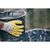 Anwendungsbild zu Schutzhandschuh Gebol Yellow Nitril Handschuh Größe 9 (L) | 6 Paar