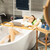 Relaxdays Badewannenablage Bambus mit Buchstütze HxBxT 17,5 x 70 x 22 cm, Weinglashalter, Badewannenbrett, Ablage, natur