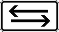 Modellbeispiel: VZ Nr. 1000-30 (Verkehr in beide Richtungen, zwei gegengerichtete waagerechte Pfeile)