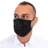 homme qui porte un masque chirurgical noir, vue de face