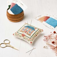 Counted Cross Stitch Kit: Linen: Heritage Collection: Pincushion