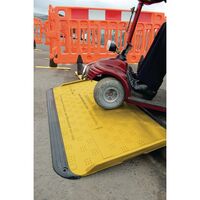 Wide kerb ramp with extra grip