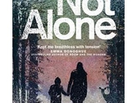 ISBN Not Alone libro Suspense Inglés Tapa dura 432 páginas