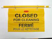 Schild: für Reinigung geschlossen Mehrsprachiges „Closed For Cleaning“-Türhängeschild (Wegen Reinigung geschlossen), 71-127 cm gelb