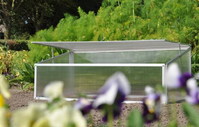 Broeikas tuinkas patiokas kweekkas aluminium polycarbonaat, geschikt voor (vroeg)kweken in vollegrond, beschermd tegen wind, hagel,nachtvorst en ongedierte. Incl.4 grondpennen voor verankering.