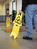 Warnschild „Achtung Rutschgefahr“ Mehrsprachiges „Caution“- Sicherheitsschild (Vorsicht!), 66 cm, 2-seitig, gelb