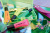 Textmarker STABILO® NEON. Kappenmodell, Farbe des Schaftes: in Schreibfarbe, Farbe: sortiert: je 1 x grün, orange, pink, 2 x gelb. Ausführung des Inhalts mit Packung: Netz mit 5...
