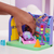 Gabby's Dollhouse , Stanza dei giochi Carlita Purr-ific con la macchinina giocattolo Carlita, accessori, mobili e scatola con sorpresa, per bambini dai 3 anni in su