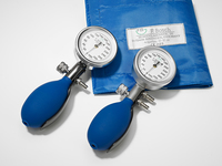 Blutdruckmeßgerät Konstante I, Metall verchromt, mit Klettenmanschette für Erwachsene, schwarz
