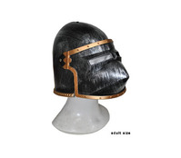 casque de chevalier avec visière pointue