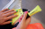 Textmarker STABILO® NEON. Kappenmodell, Farbe des Schaftes: in Schreibfarbe, Farbe: gelb. Ausführung des Inhalts mit Packung: Netz mit 3 Stiften