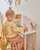 Kinderstoel Tressia in massief rubberhout met mosterd en natuurlijke afwerking