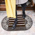 Relaxdays Fußabtreter Gusseisen mit Bürsten rechteckig mit "WELCOME"-Schriftzug HBT ca. 4 x 57 x 37 cm Fußabstreifer im Jugendstil Schuhabstreifer aus Metall mit Anti-Rutsch-Füßen, bronze