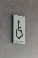 MOEDEL Türschild aus Glas mit Piktogramm WC Behindert mit Braille Schrift, heller Hintergrund, selbstklebend, 148 x 105 mm