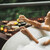 Relaxdays Teelichthalter Set mit Tablett, 25,5 cm lang, 3 Teelichter, Steine, Tischdeko Wohn- und Esszimmer, mehrfarbig