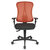Silla giratoria ergonómica con asiento moldeado, sin brazos, asiento negro, retícula del respaldo roja.