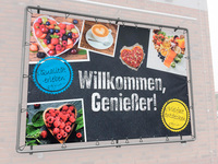 Fassadenbanner / Werbedisplay Außenwand / Bannerrahmen-Stecksystem Stahl „Wall” | 3.140 mm 2.140 mm 2.950 x 1.950 mm (B x H) inkl. 20 Spannschlaufen