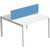Pared separadora sobre la mesa para escritorios de equipos, anchura 1600 mm, tapizado azul.