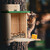 Relaxdays Eichhörnchen Futterhaus, Holz, Eichhörnchenfutterstation mit Maiskolbenhalter, Napf, Sitzplattform, natur/grün