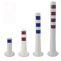 Modellbeispiele: Absperrpfosten -Elasto Weiß- Ø 80 mm, in blau und rot, v.l. Art. 12859-02, 12860-01, 12861-02, 12862-01