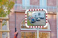 Verkehrsspiegel, Rahmen, Spiegelfläche Edelstahl, rot reflektierender Blickfangr
